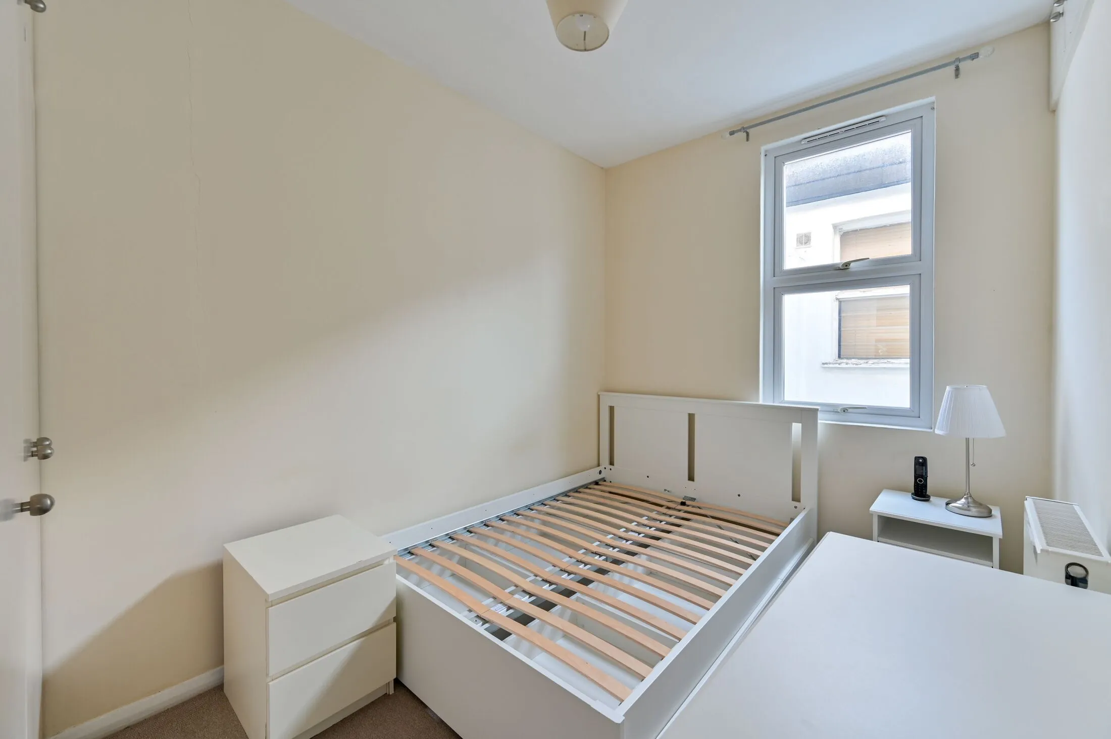 Flat Robinson Road in Greater London