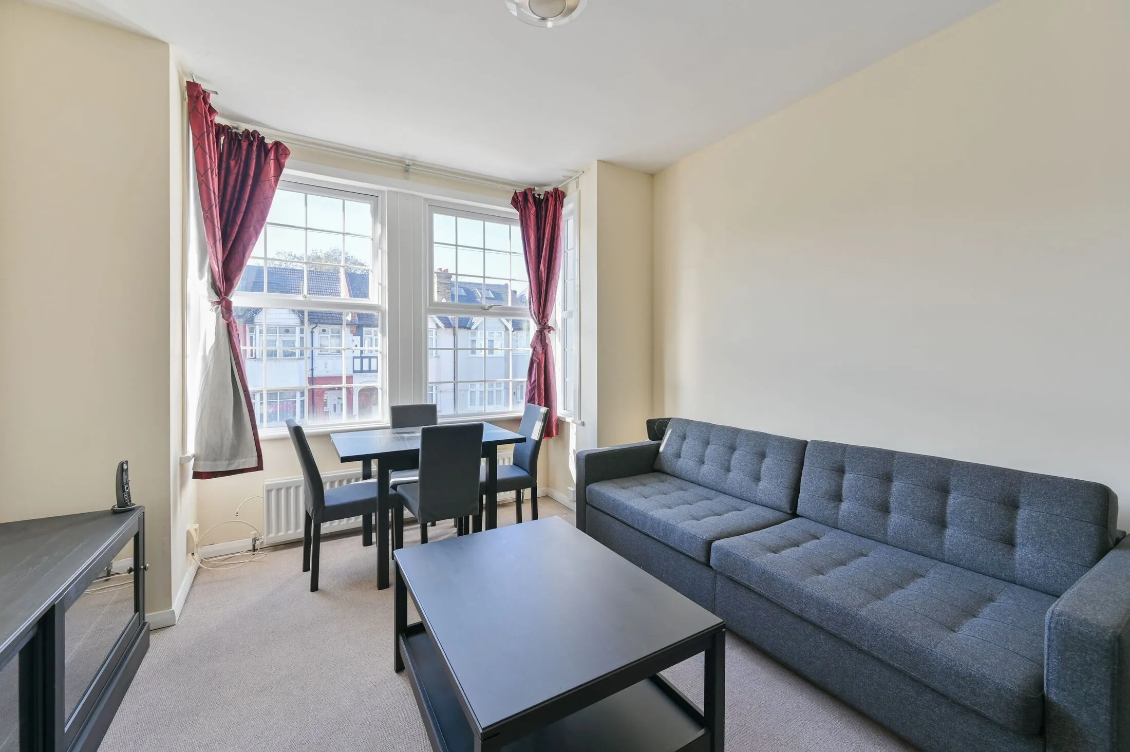 Flat Robinson Road in Greater London