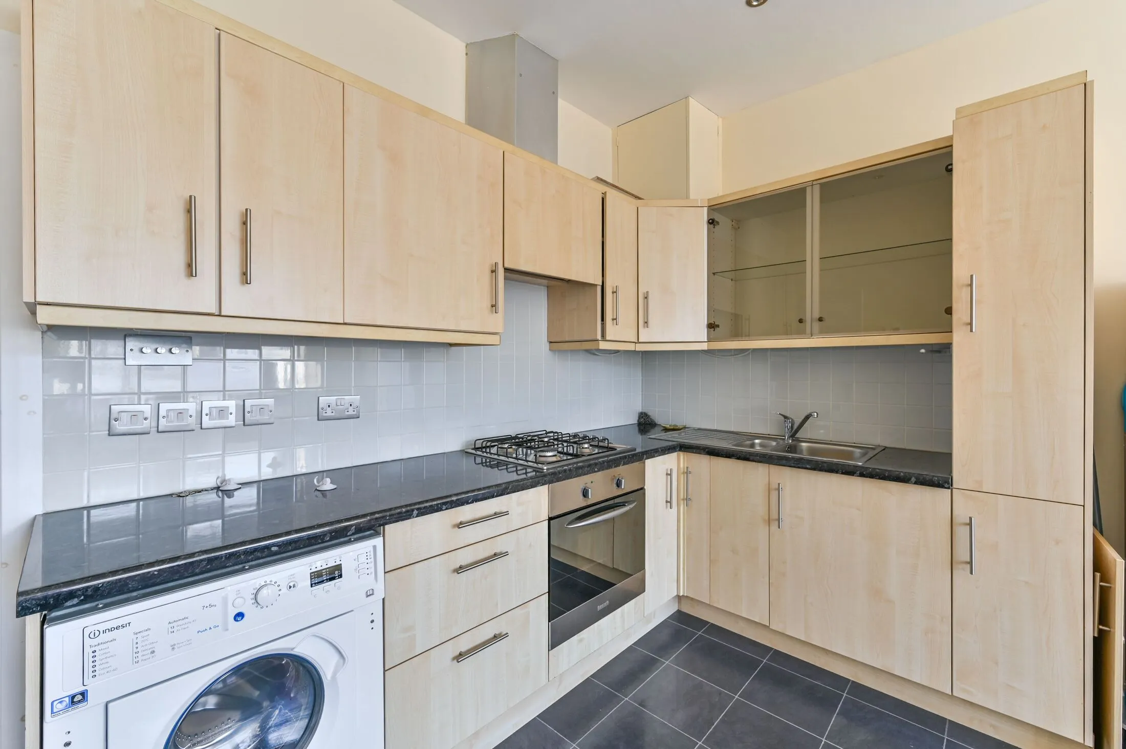 Flat Robinson Road in Greater London