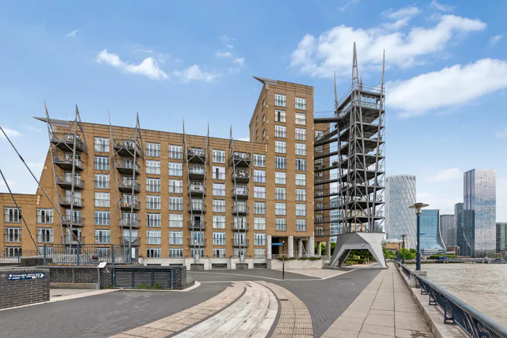Flat Dundee Wharf in Greater London