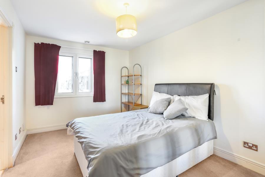 Flat Kensington High Street in Greater London