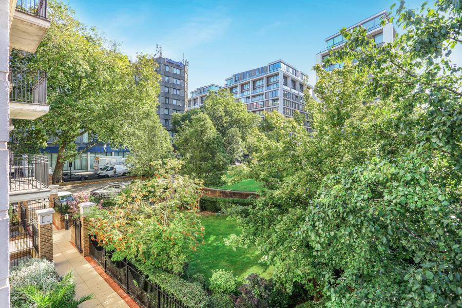Flat Kensington High Street in Greater London