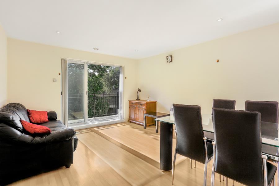 Flat Kensington High Street in Greater London