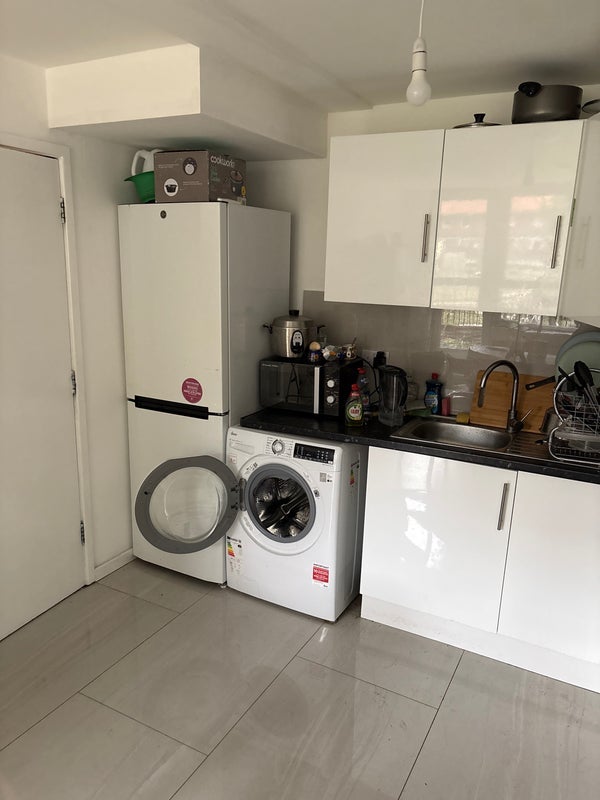 Room Millender Walk in Greater London