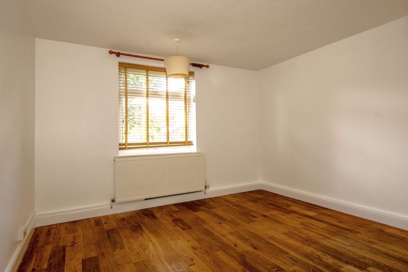 Flat Duppas Hill Road in Greater London