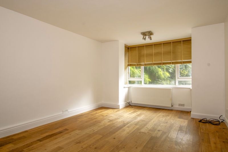 Flat Duppas Hill Road in Greater London