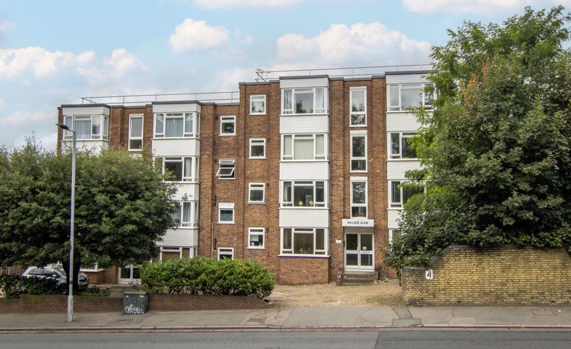 Flat Duppas Hill Road in Greater London