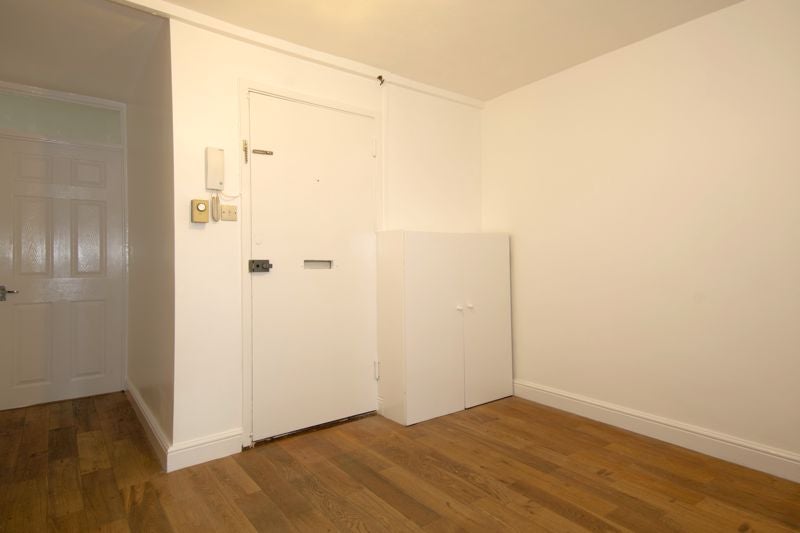 Flat Duppas Hill Road in Greater London