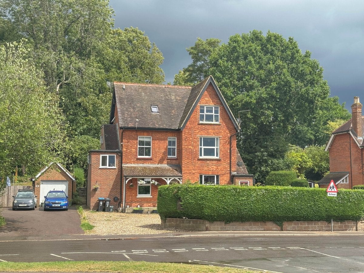 Flat Mid Street in South Nutfield