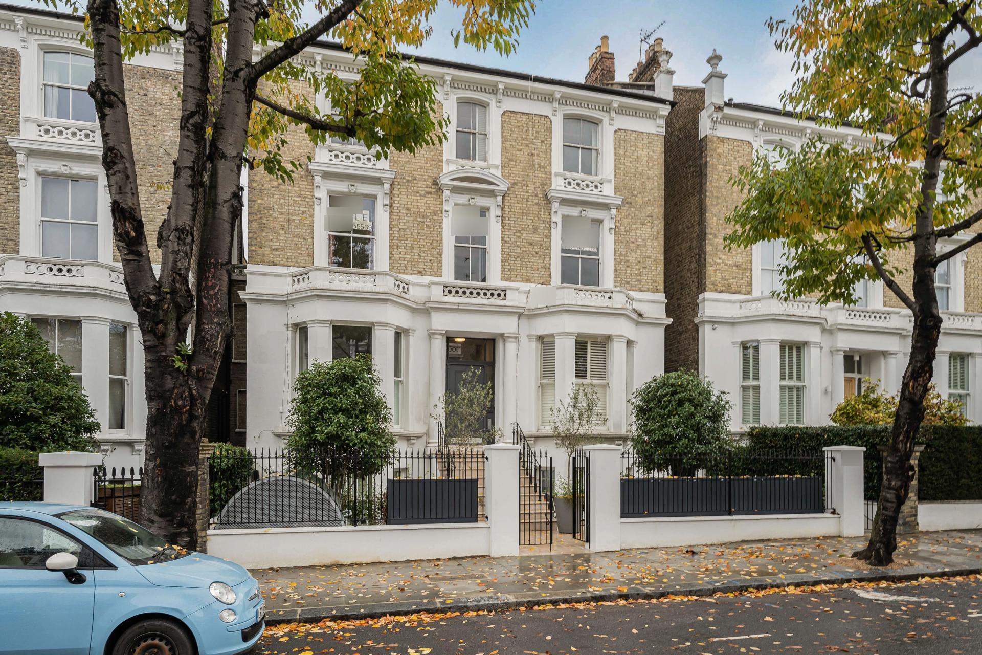 Flat Oxford Gardens in Greater London