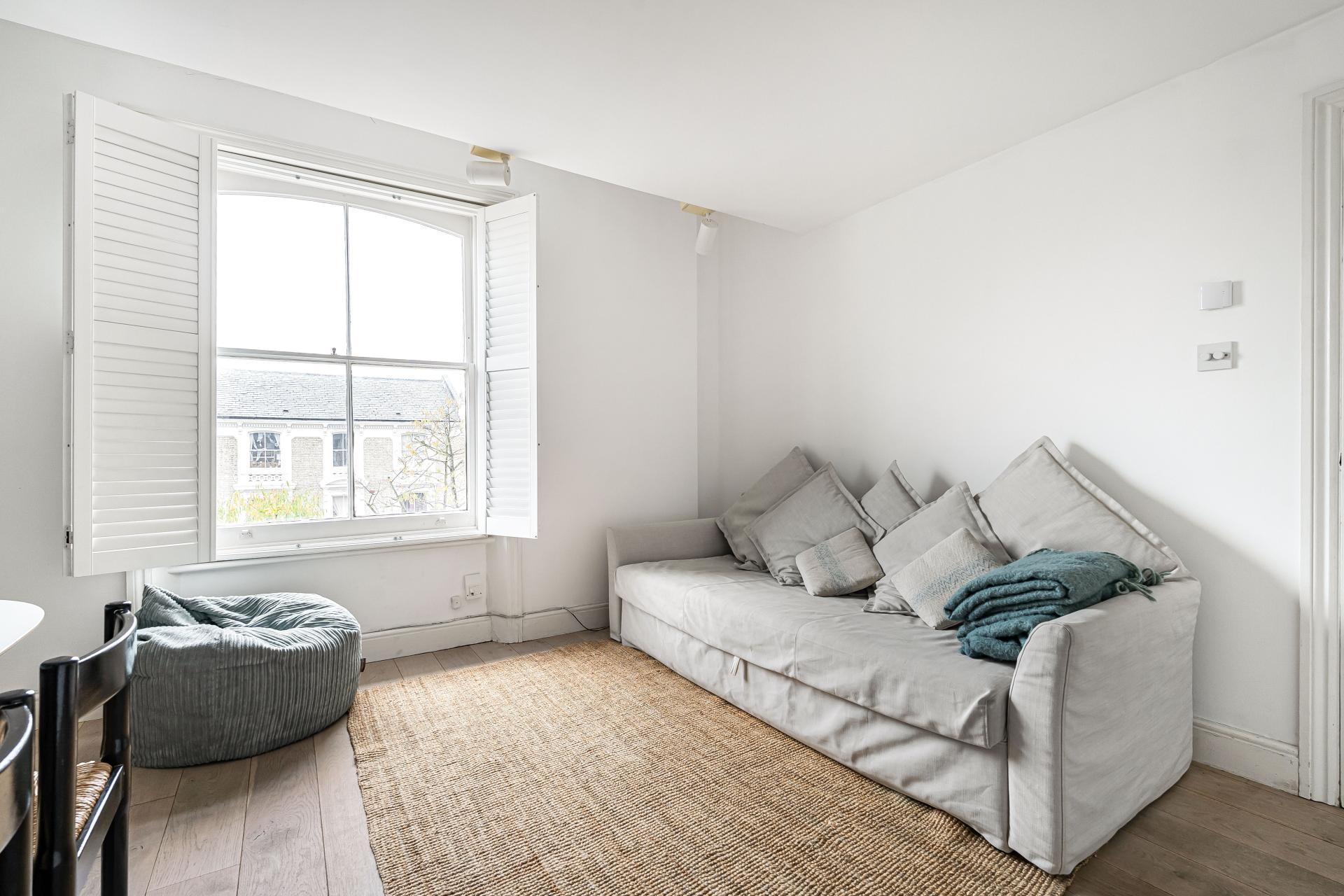 Flat Oxford Gardens in Greater London