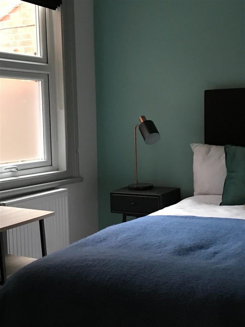 Room Vastern Road in Reading