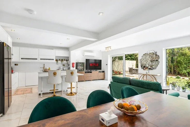 House Whitethorn Drive in Brighton
