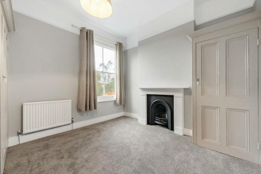 House Sarsfeld Road in Greater London