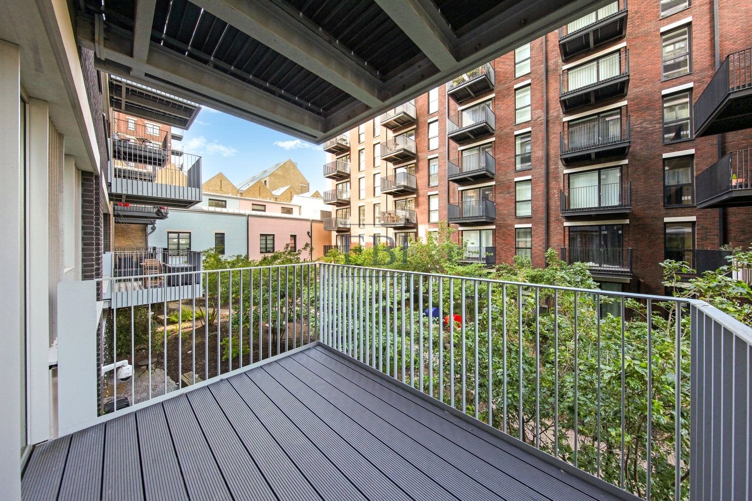 Flat Woodberry Down in Greater London