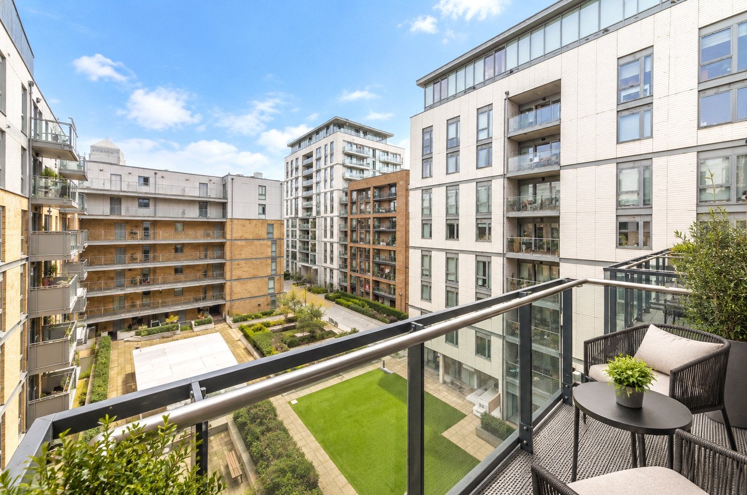Flat Woodberry Down in Greater London