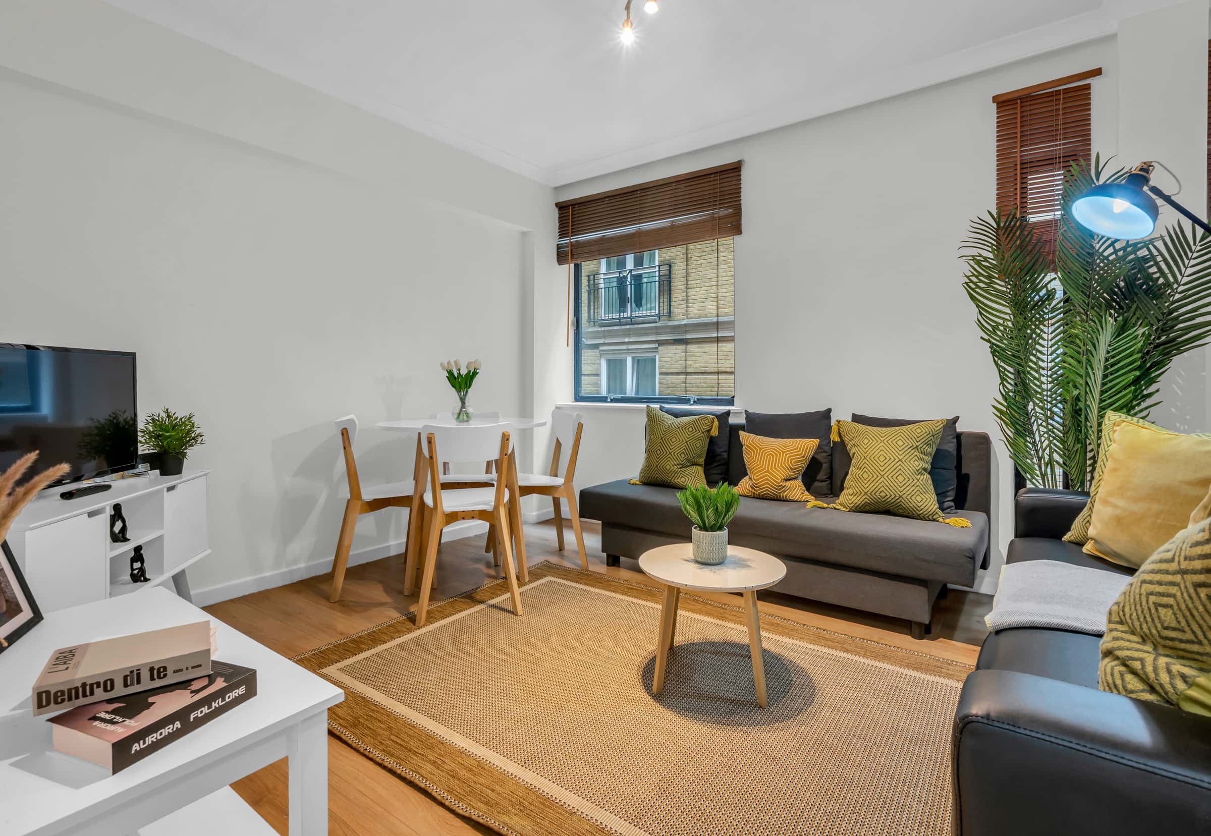 Flat Upper Thames Street in City of London