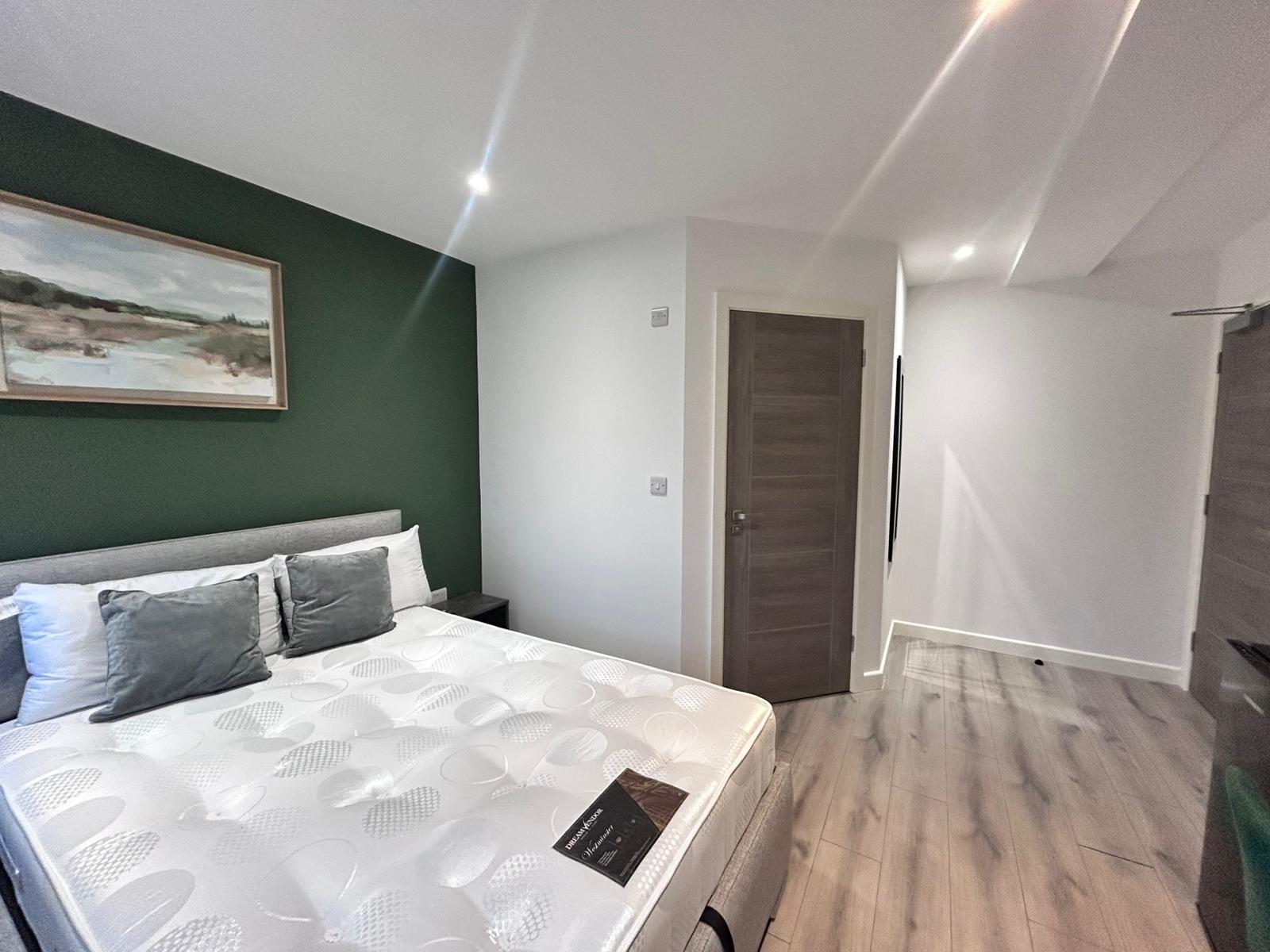 Room Cross Street in Peterborough