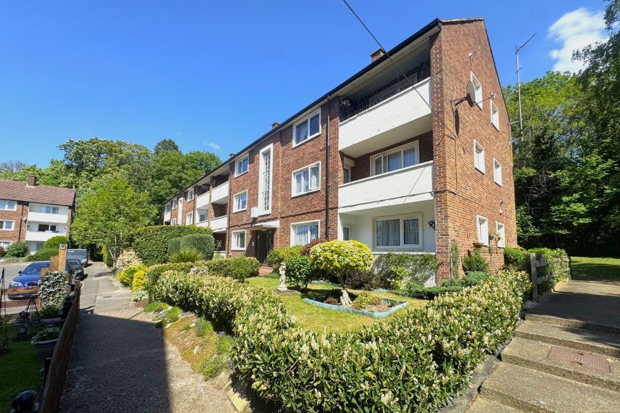 Flat Summers Close in Elmbridge