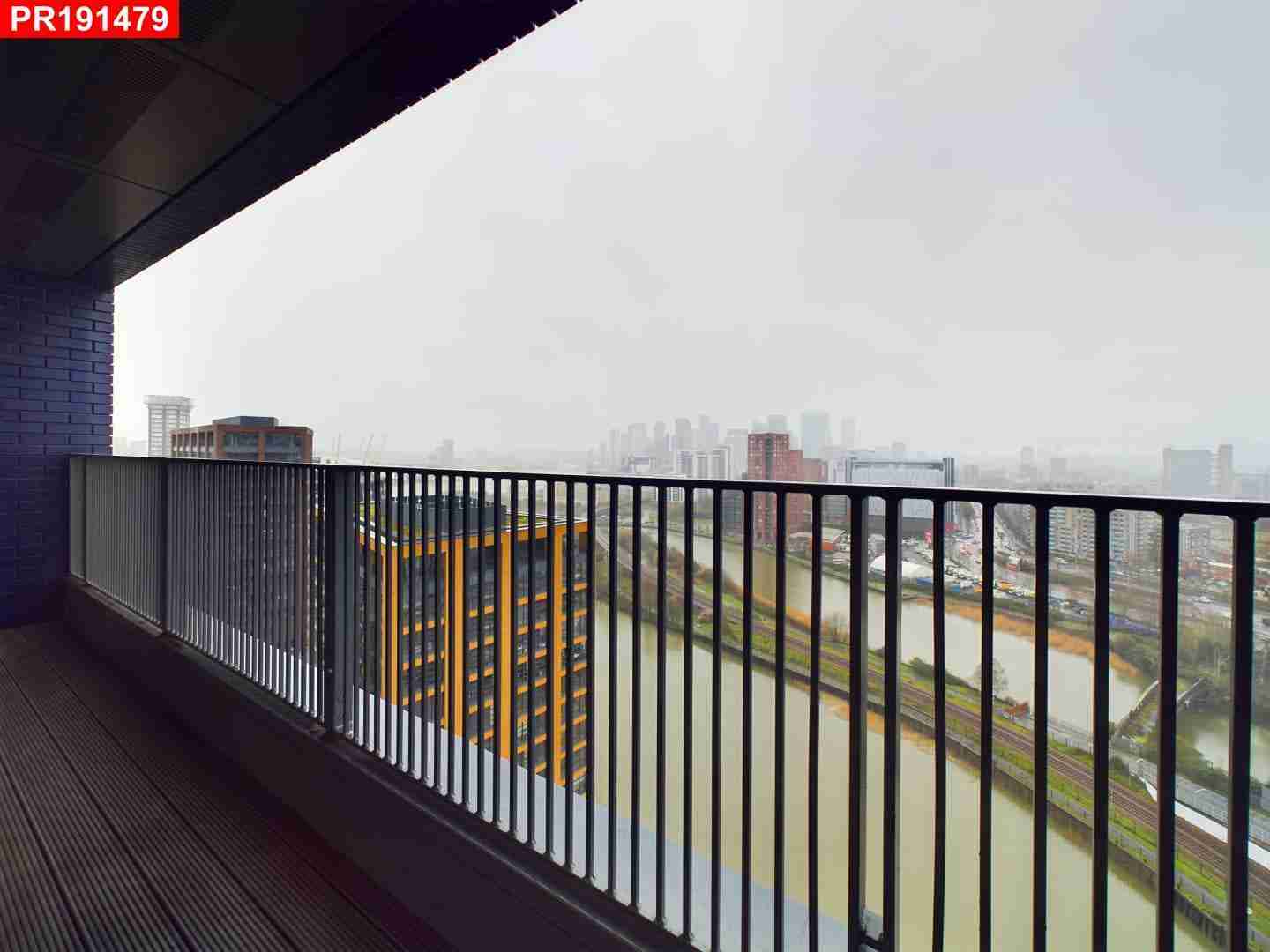 Flat Lookout Lane in Greater London