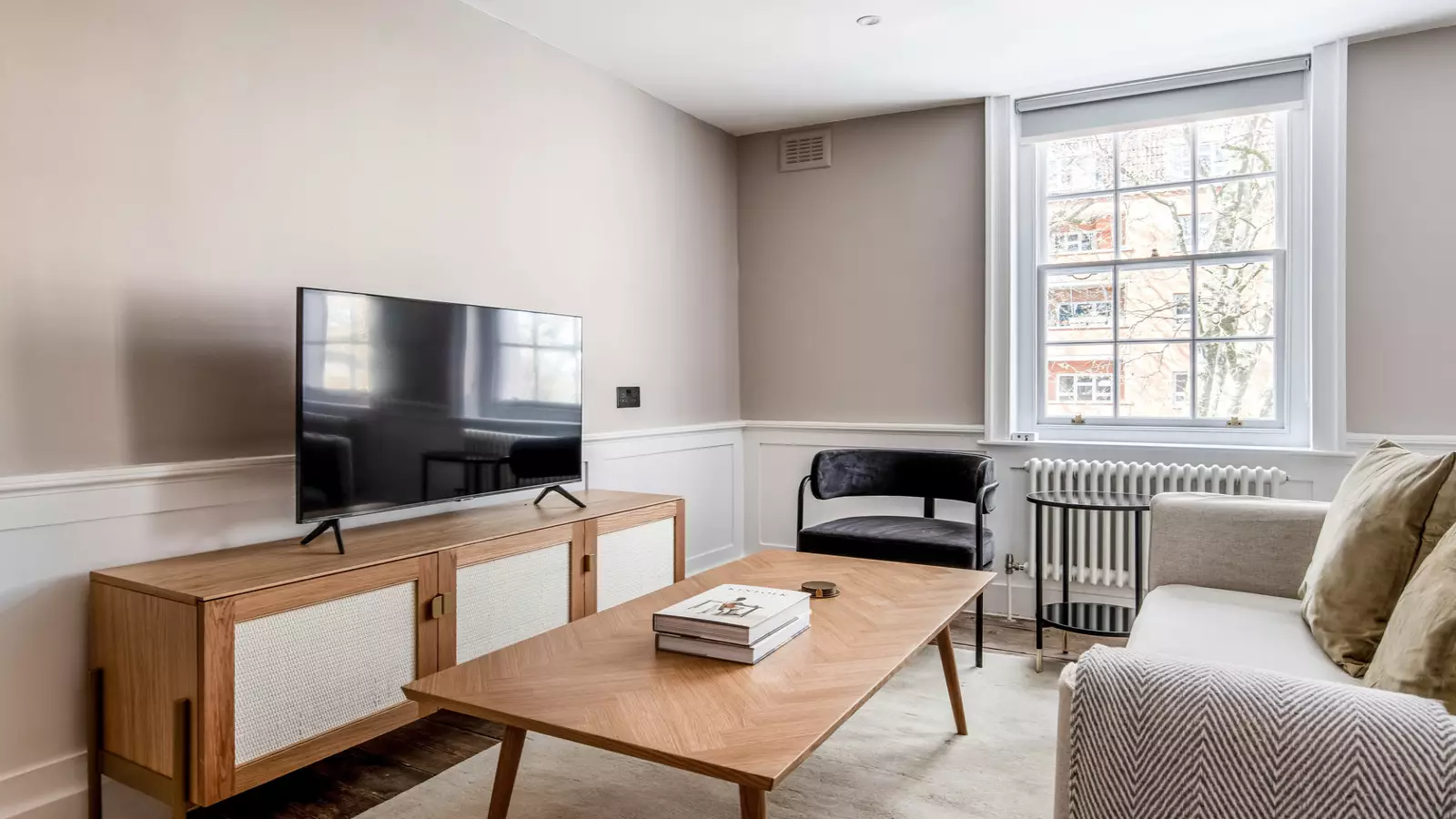 Flat Cable Street in Greater London