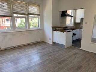 Flat Kingsfield Road in Watford