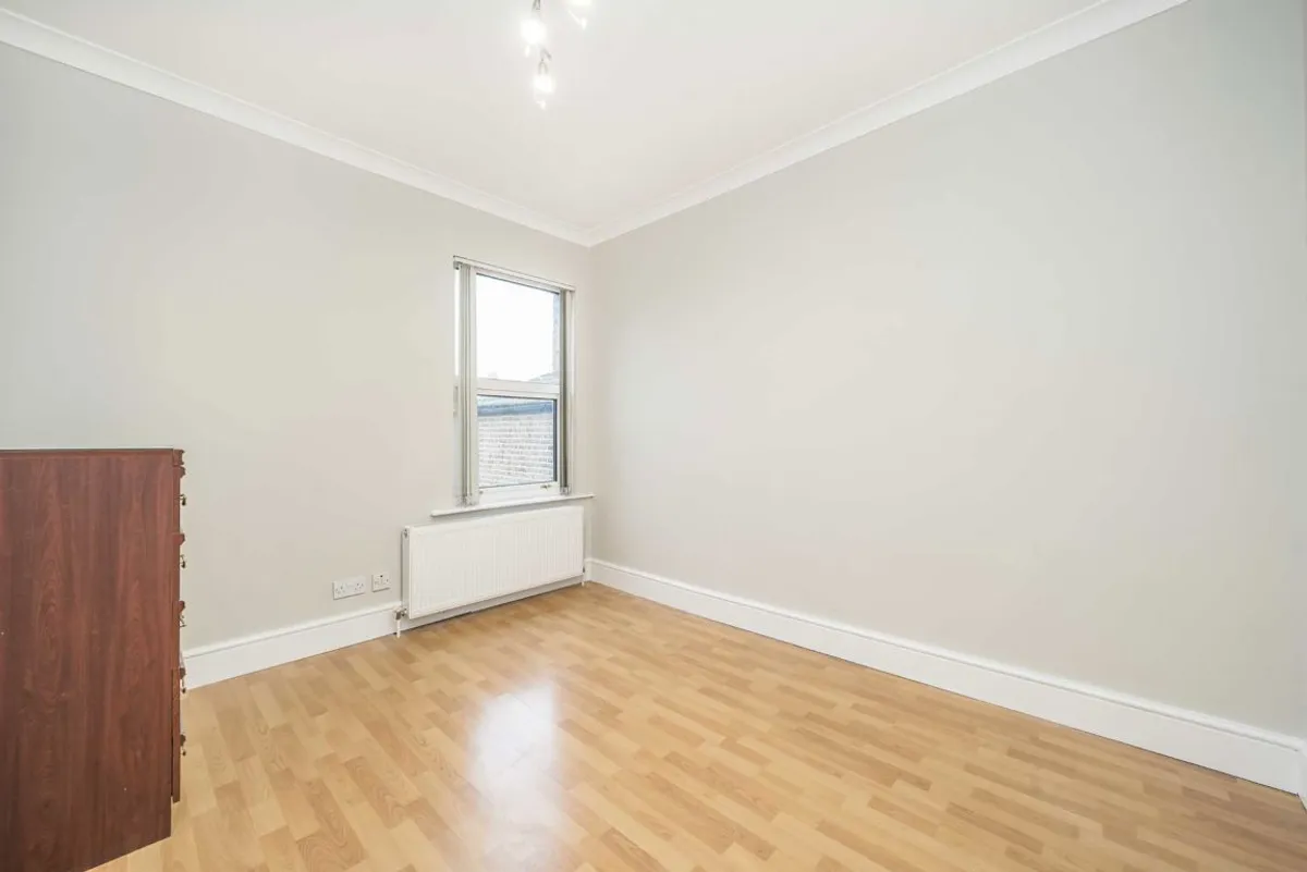 Flat Grosvenor Road in Greater London
