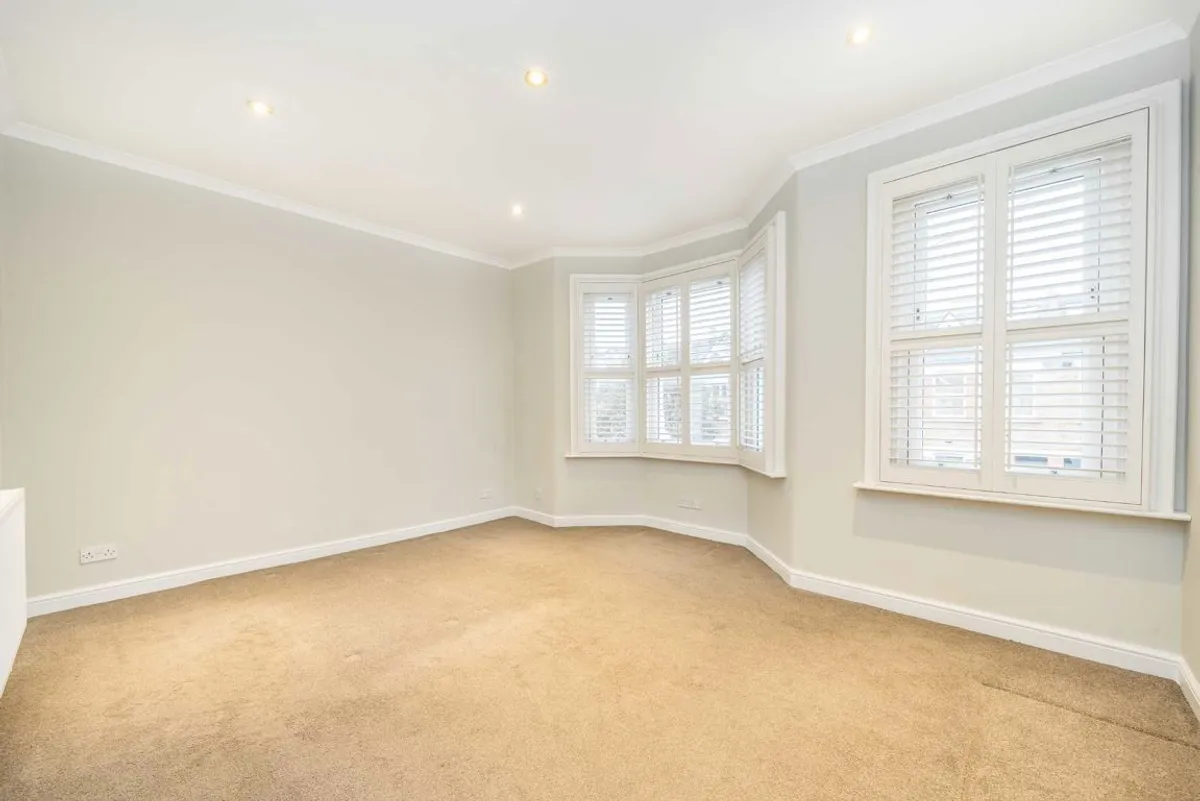Flat Grosvenor Road in Greater London
