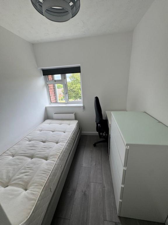 Room Wavell Way in Winchester