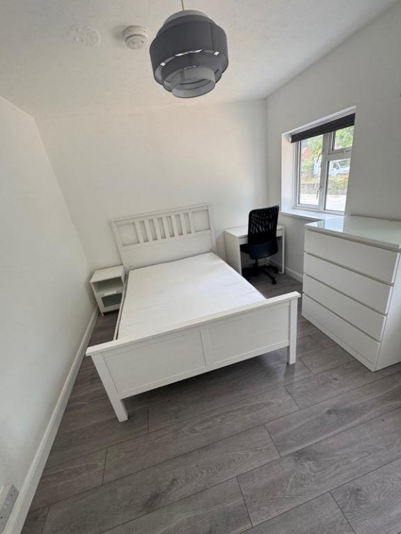 Room Wavell Way in Winchester