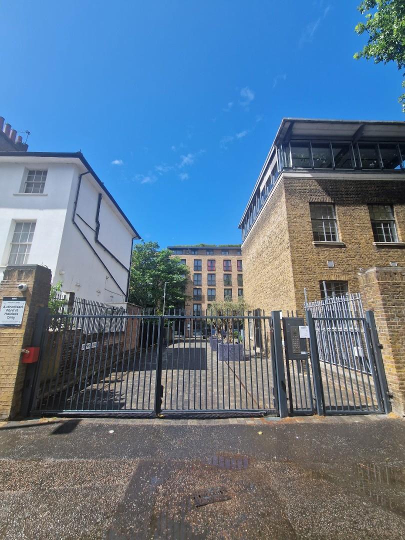 Flat Lily Close in London
