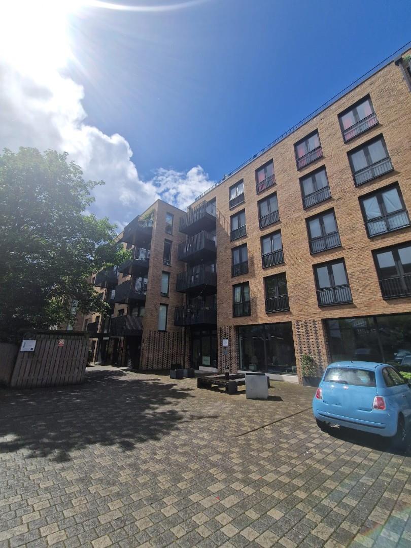 Flat Lily Close in London
