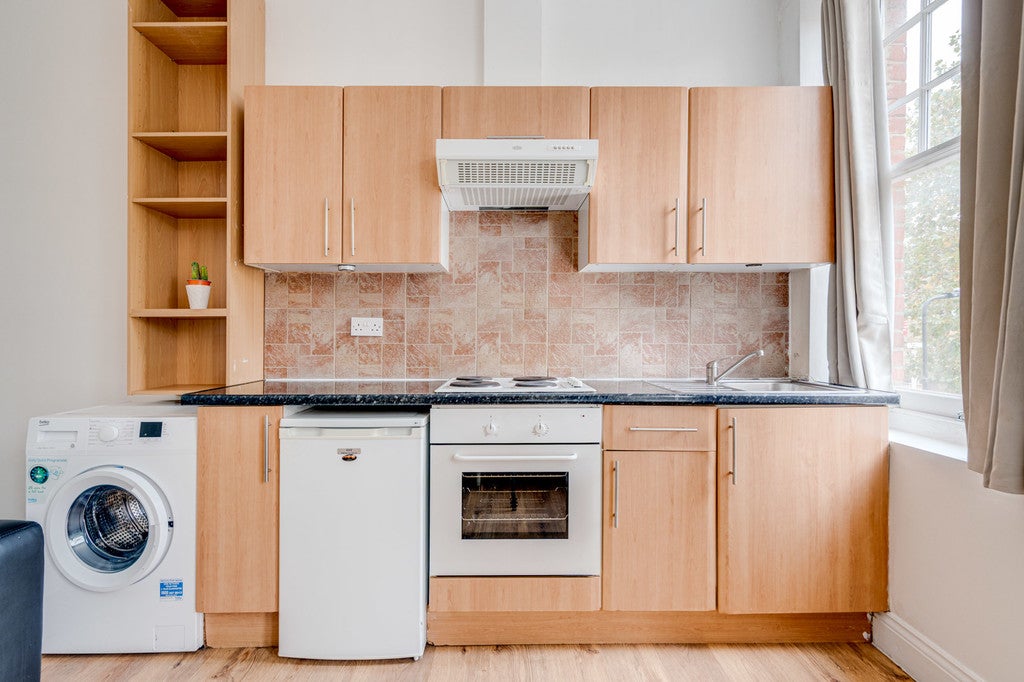 Flat Mazenod Avenue in Greater London