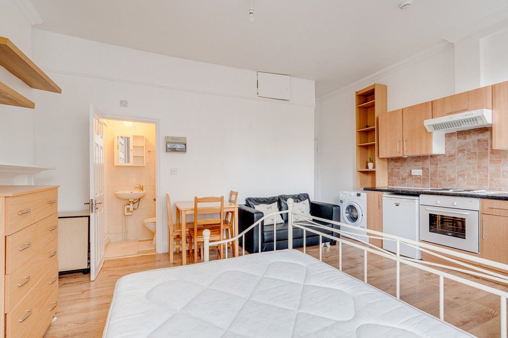 Flat Mazenod Avenue in Greater London