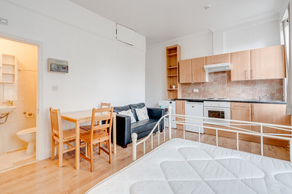Flat Mazenod Avenue in Greater London