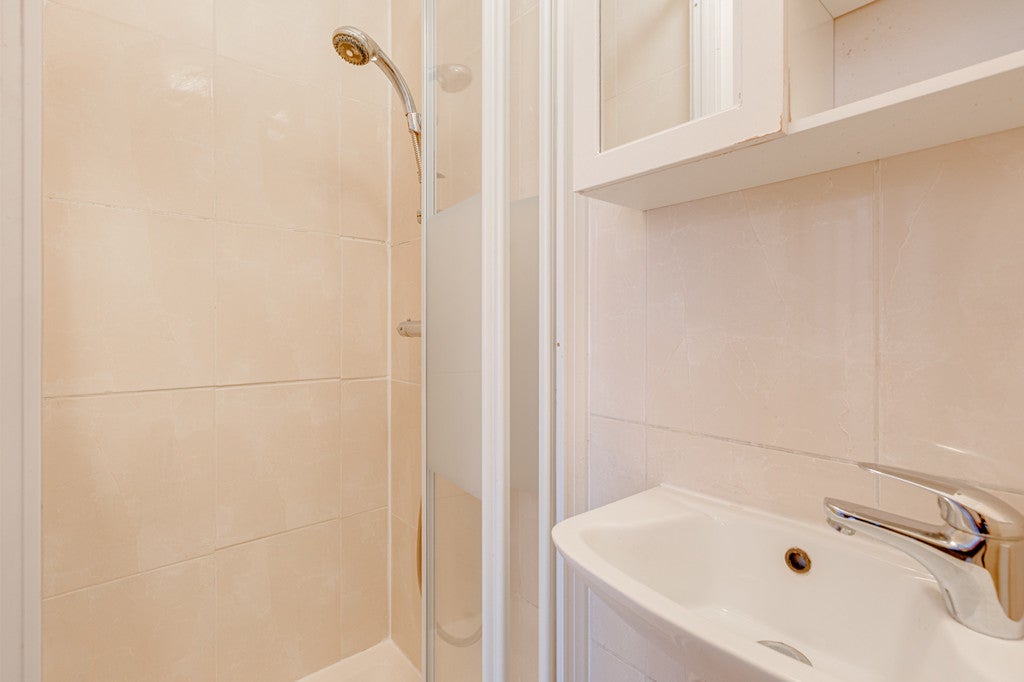 Flat Mazenod Avenue in Greater London