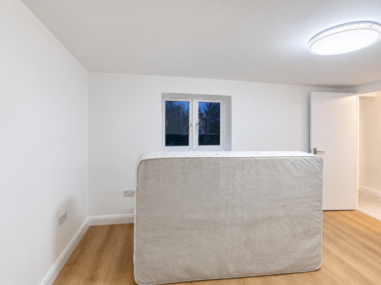 Flat Somerville Road in Greater London