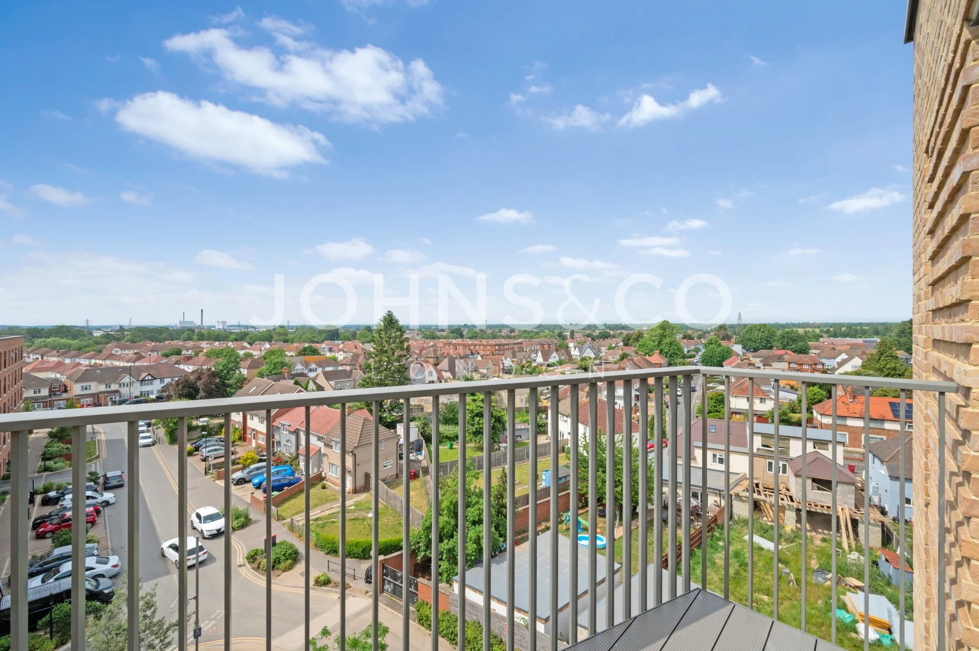 Flat Memorial Avenue in Slough