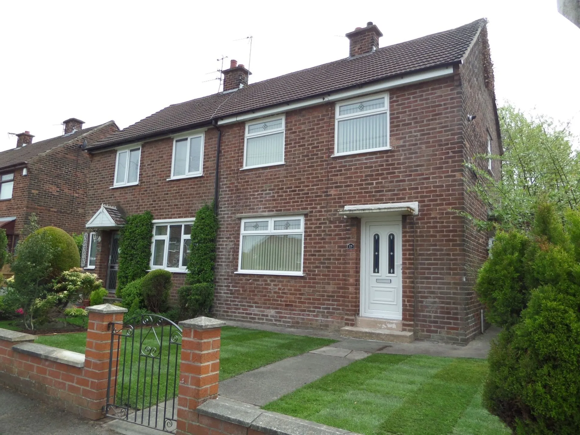 House Lloyd Crescent in Earlestown