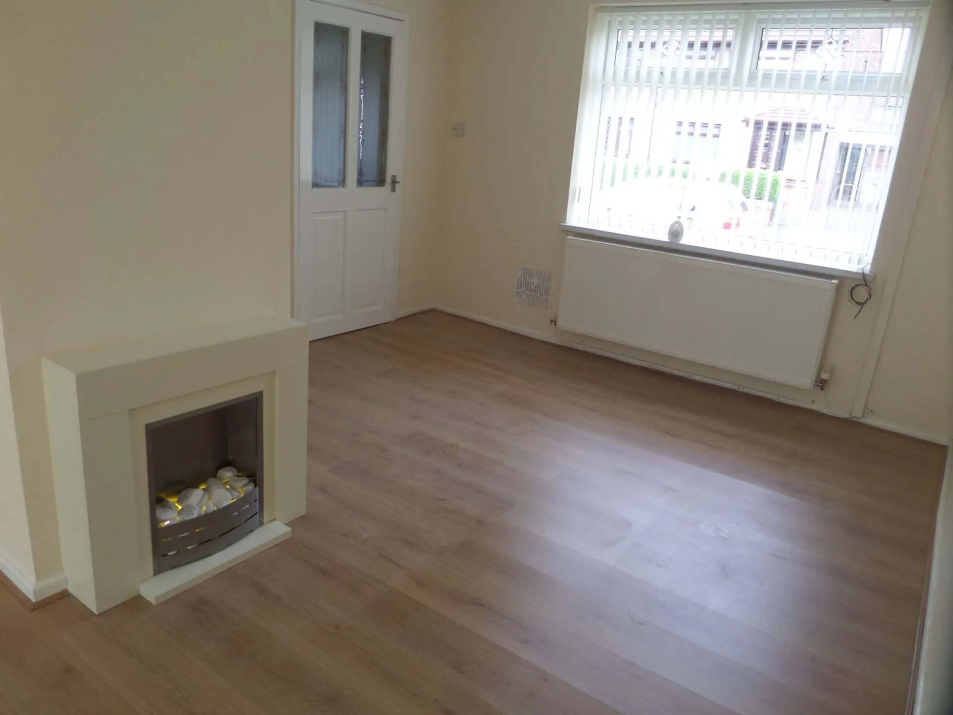 House Lloyd Crescent in Earlestown