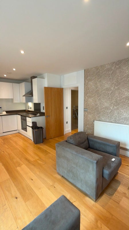 Room Hoy Street in Greater London