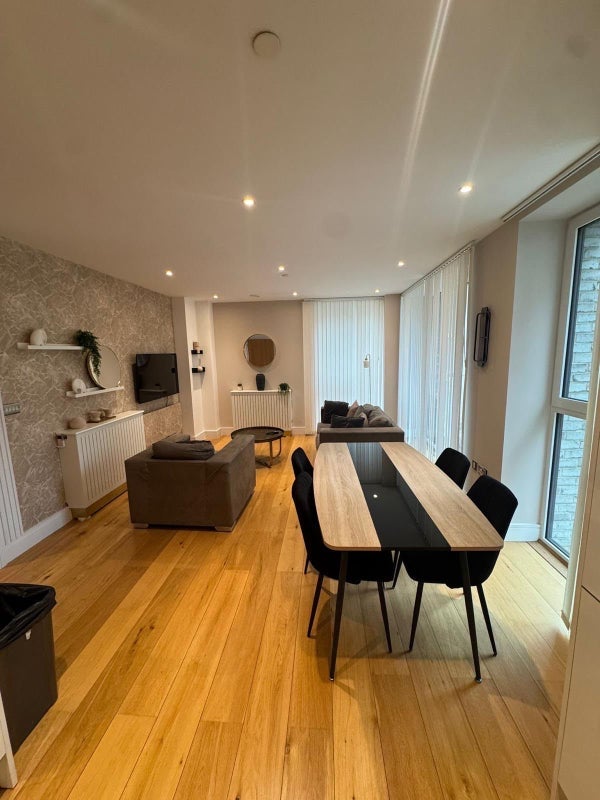 Room Hoy Street in Greater London