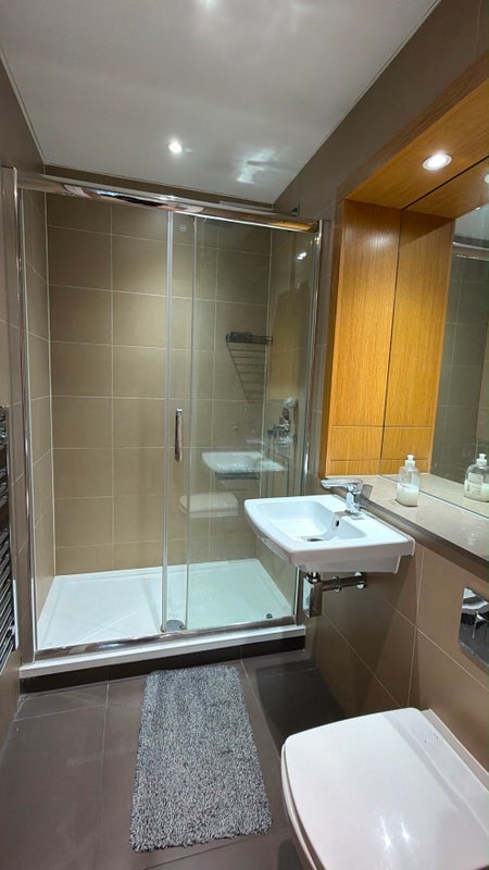 Room Hoy Street in Greater London