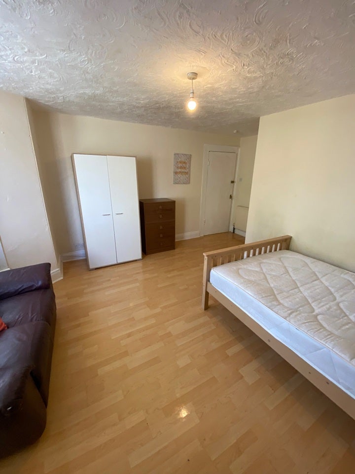 Room Alexandra Road in Plymouth
