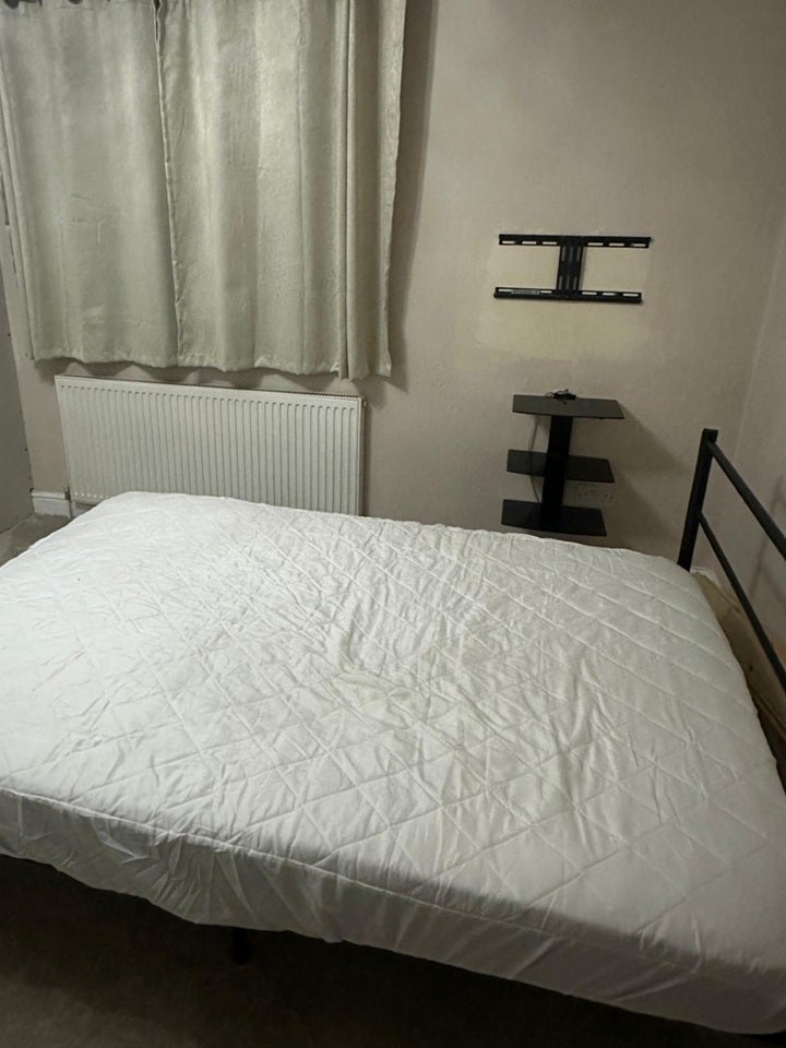 Room Manor Road in Greater London