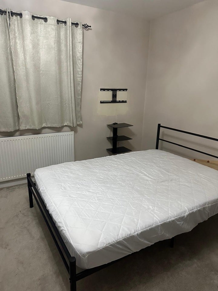 Room Manor Road in Greater London