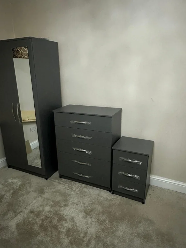 Room Manor Road in Greater London