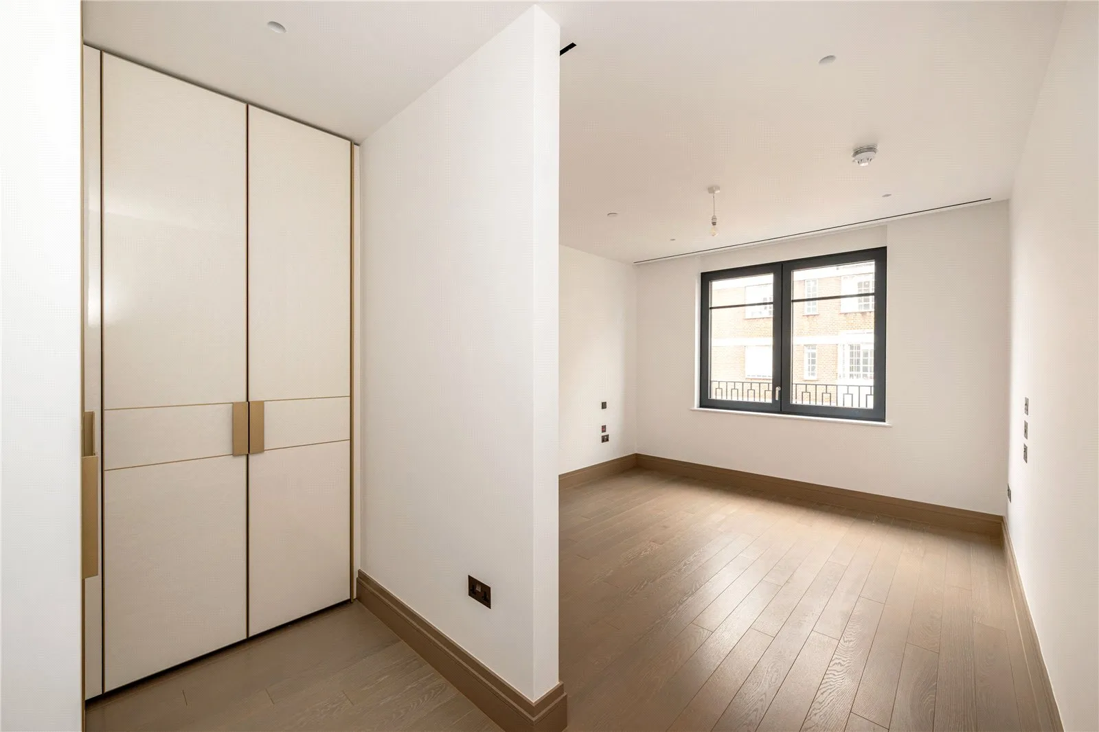 Flat Draycott Avenue in Greater London