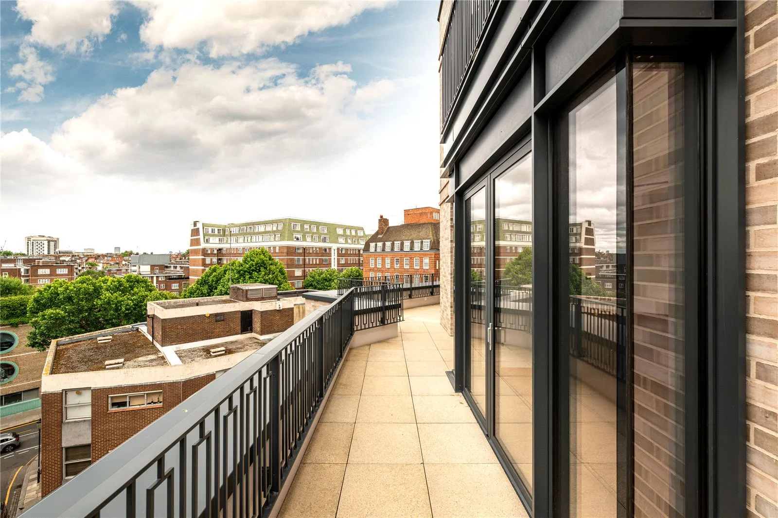 Flat Draycott Avenue in Greater London