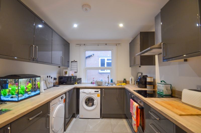 Flat Lymington Road in Highcliffe-on-Sea